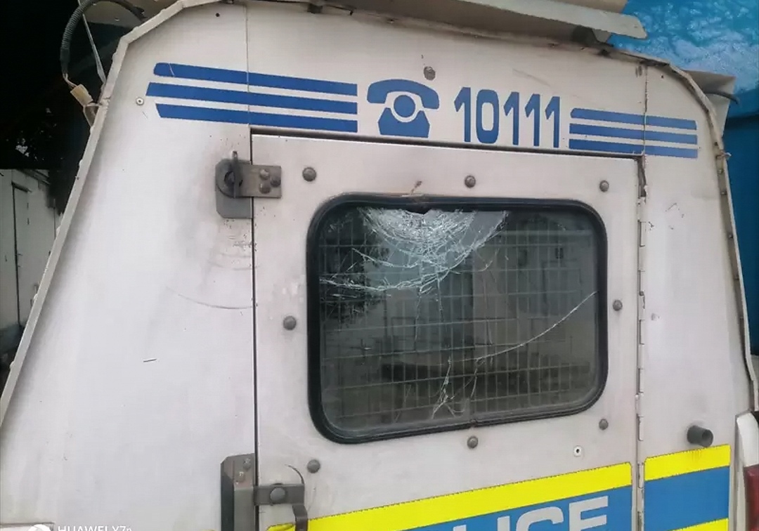 Greenside residents attack three Limpopo police officers following their attempt to arrest undocumented immigrants