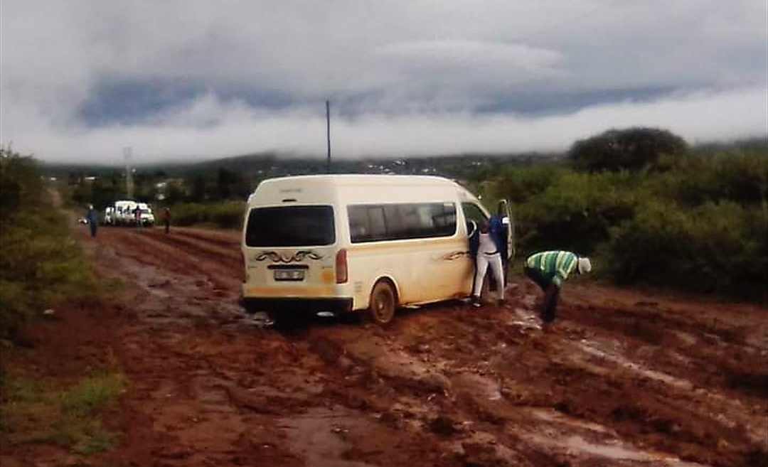 You are currently viewing Dire shortage of water and failure of our government to build a road in Kgautswane village