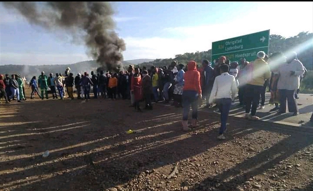 Read more about the article Kgautswane community close R36 road amid the protest